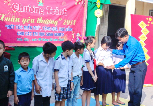 Trao tặng học bổng cho các em học sinh Trường Tiểu học Thị trấn Cầu Quan, huyện Tiểu Cần